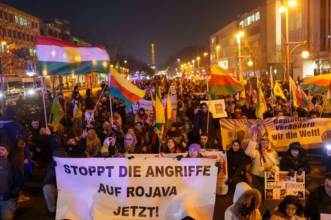 Die Teilnehmer einer Demonstration für das im Norden Syriens gelegene kurdische Rojava sind zur CDU-Zentrale in Berlin gezogen.
