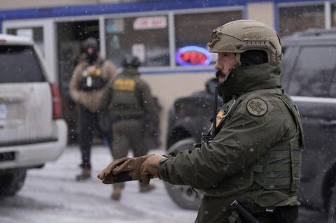 Drei ICE-Agenten in Minneapolis sind bei Schneefall im Einsatz