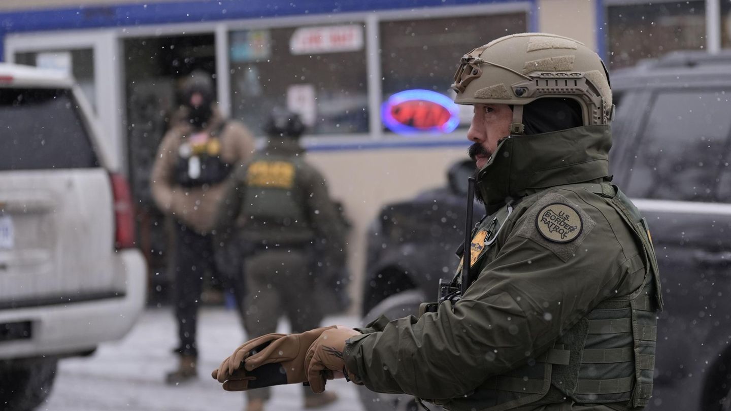 Drei ICE-Agenten in Minneapolis sind bei Schneefall im Einsatz