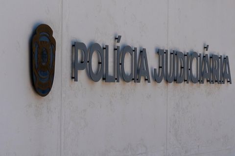 Polícia Judiciária steht als Schriftzug an deren Hauptquartier in Lissabon, Portugal