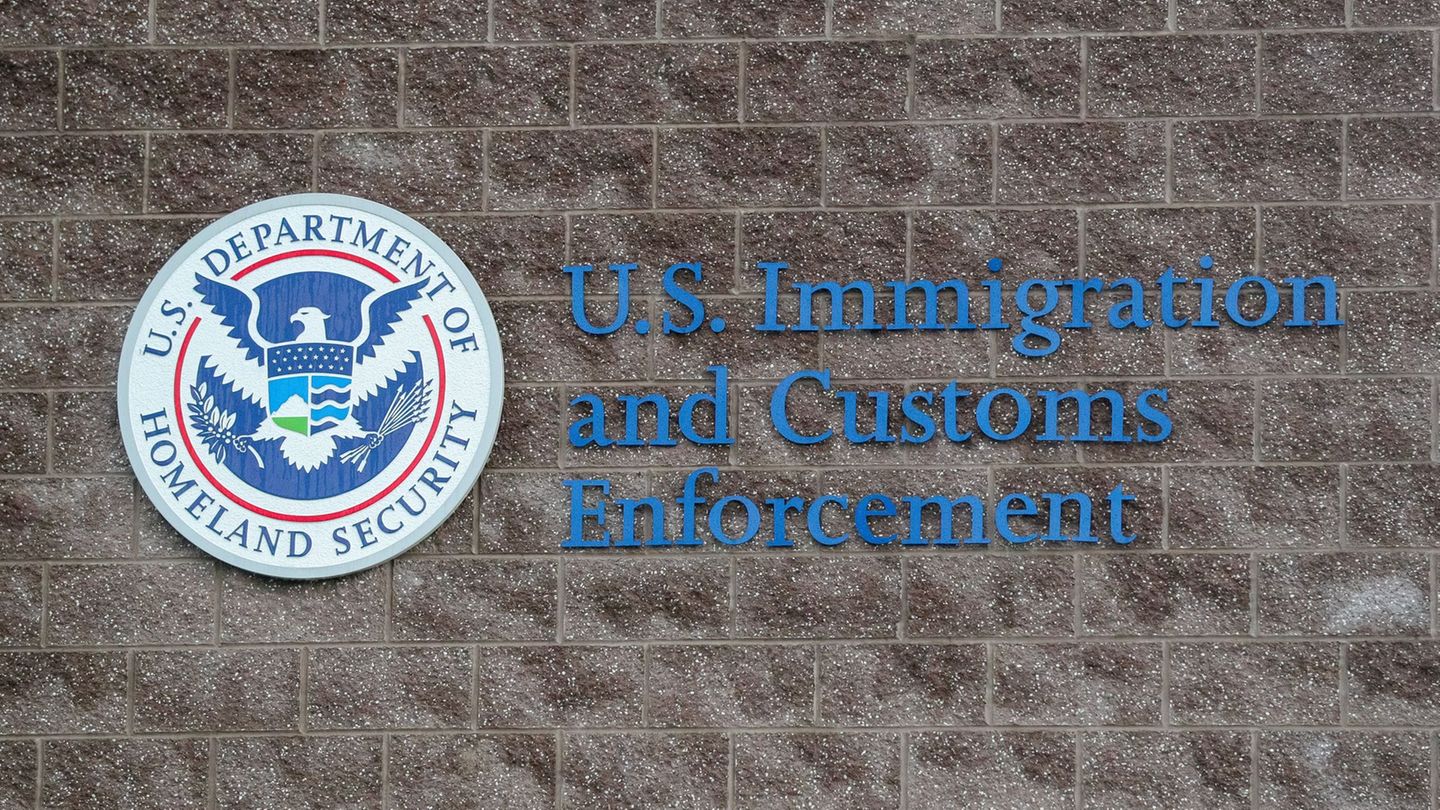 Die Einsätze der Einwanderungsbehörde ICE gegen Migranten sind in den USA schon länger umstritten. (Symbolbild) Foto: Paul Weave