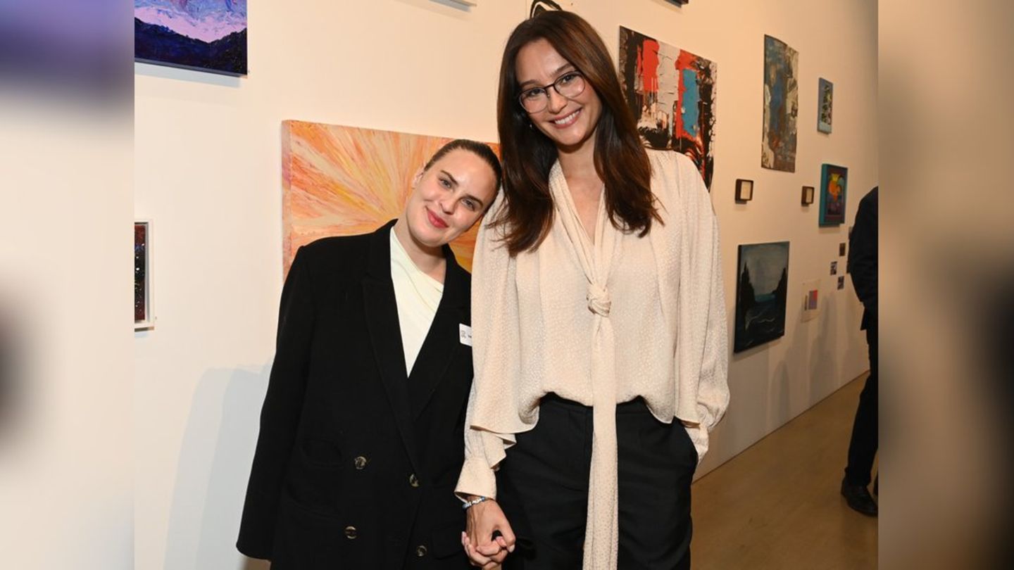 Tallulah Willis (l.) und Emma Heming Willis posieren gemeinsam bei einer Vernissage der Association for Frontotemporal Degener