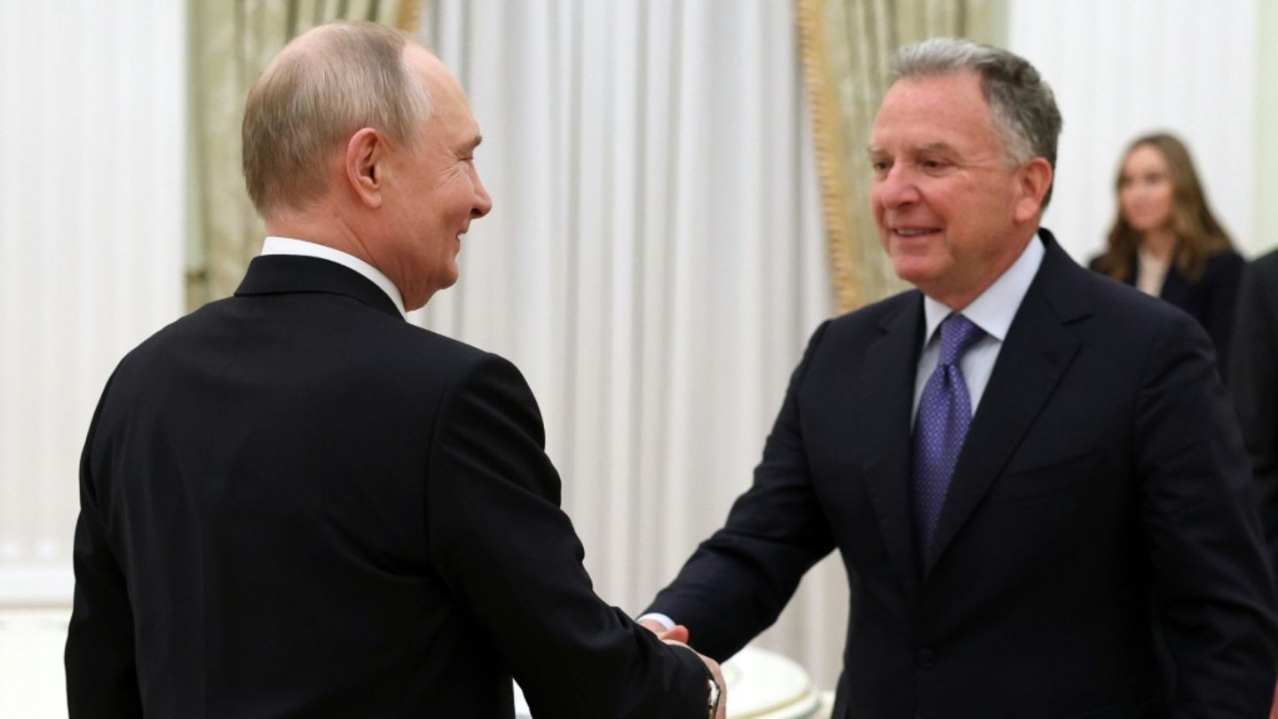 Wladimir Putin (r.) und Steve Witkoff in Moskau