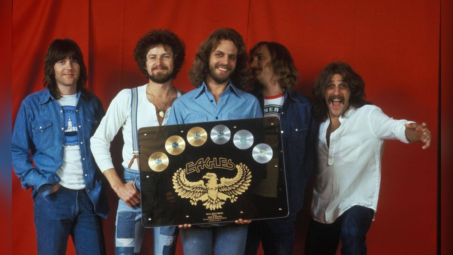 Die Eagles in den 1970er Jahren, von links nach rechts: Bernie Leadon, Glenn Frey, Don Henley, Randy Meisner und Don Felder.