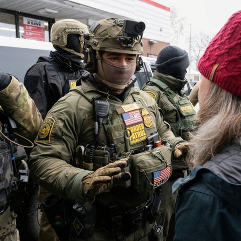 US-Einwanderungspolizist spricht mit US-Bürgerin