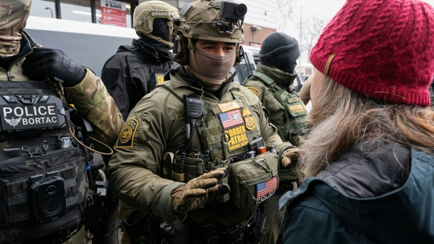 US-Einwanderungspolizist spricht mit US-Bürgerin