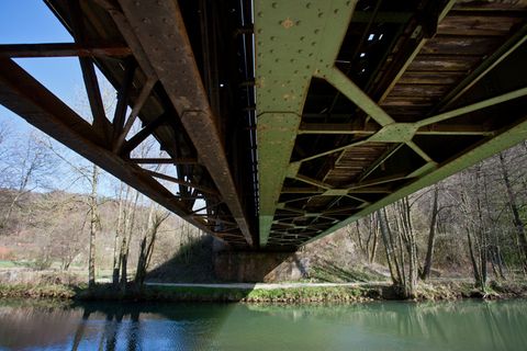 Wegen zahlreicher maroder Brücken im Pegnitztal wird die Bahnstrecke zwischen Hersbruck im Nürnberger Land und Pegnitz im Landkr