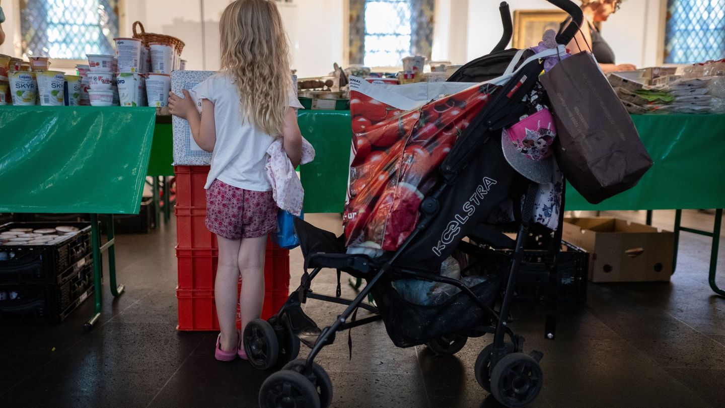 Mehr Hilfen schon im Kindesalter und mehr Gerechtigkeit erwartet der saarländische Sozialminister Magnus Jung (SPD) von einem mo