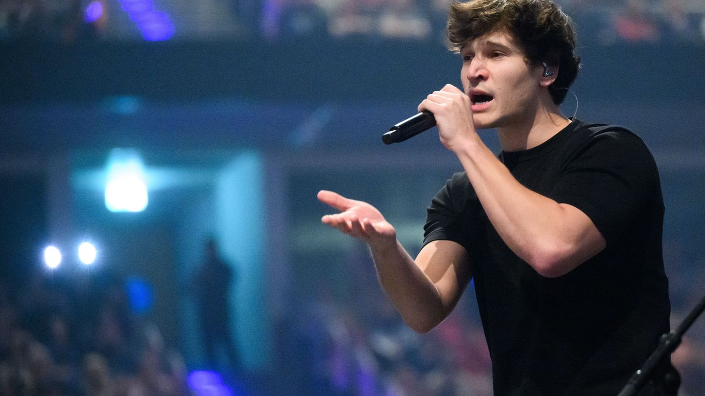 Wincent Weiss ist glücklich - und singt darüber. (Archivbild) Foto: Julian Stratenschulte/dpa