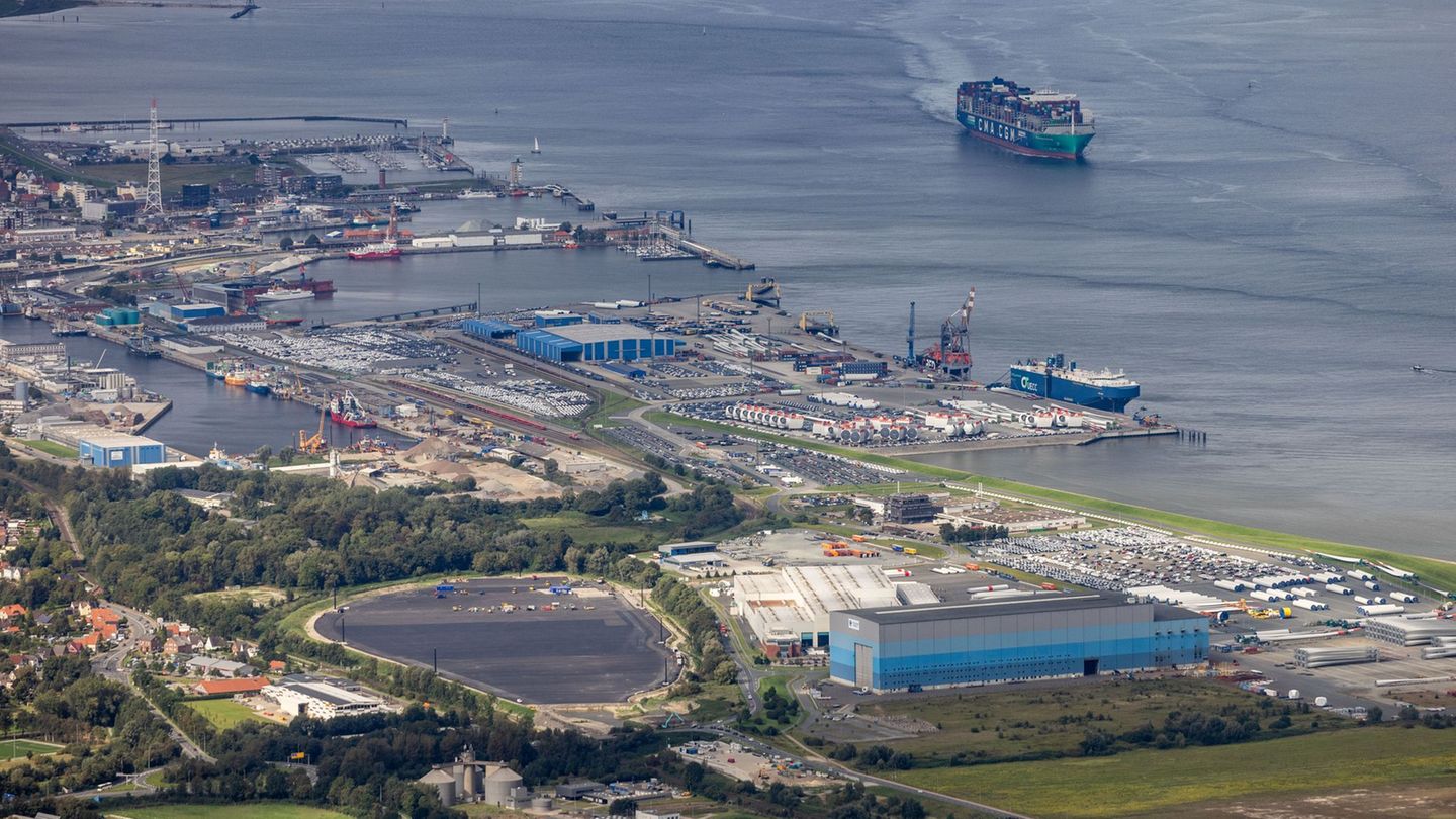 Das Land Schleswig-Holstein will 140 Millionen in Brunsbüttel und andere Häfen investieren. (Symbolbild) Foto: Axel Heimken/dpa