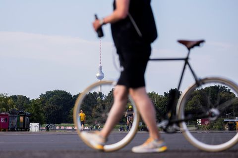 Auch auf dem Fahrrad ist Alkohol gefährlich. (Symbolbild) Foto: Christoph Soeder/dpa