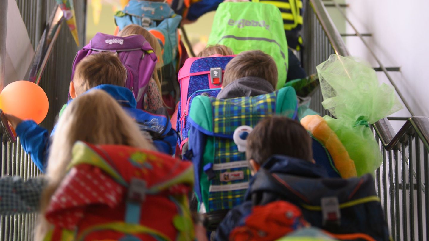 Für die neuen Erstklässler im kommenden Schuljahr gilt ein Anspruch auf Ganztagsbetreuung. (Symbolbild) Foto: Robert Michael/dpa