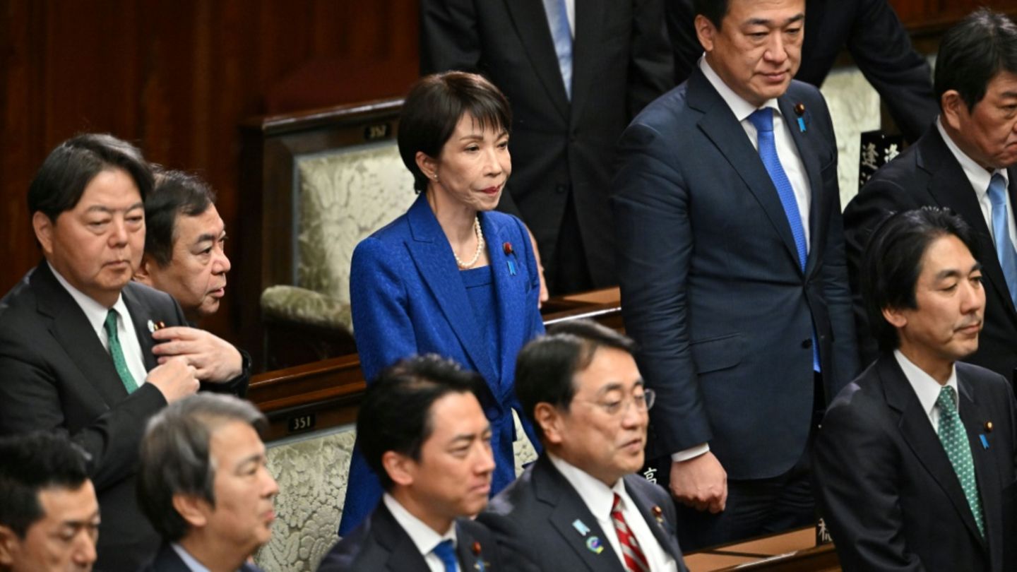 Japans Regierungschefin Sanae Takaichi (m.)