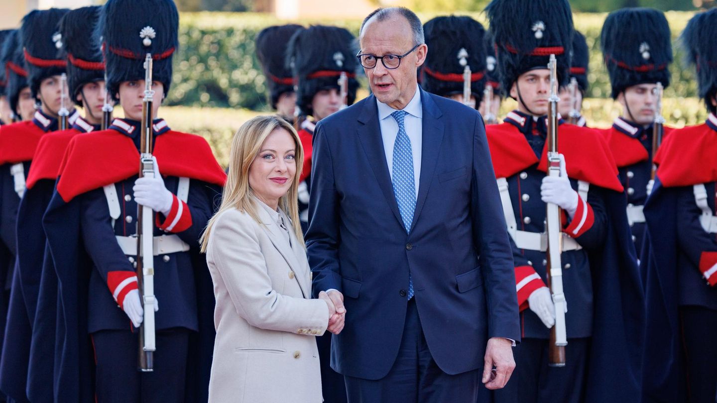 Giorgia Meloni und Friedrich Merz vor militärischer Ehrenformation