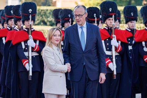 Giorgia Meloni und Friedrich Merz vor militärischer Ehrenformation