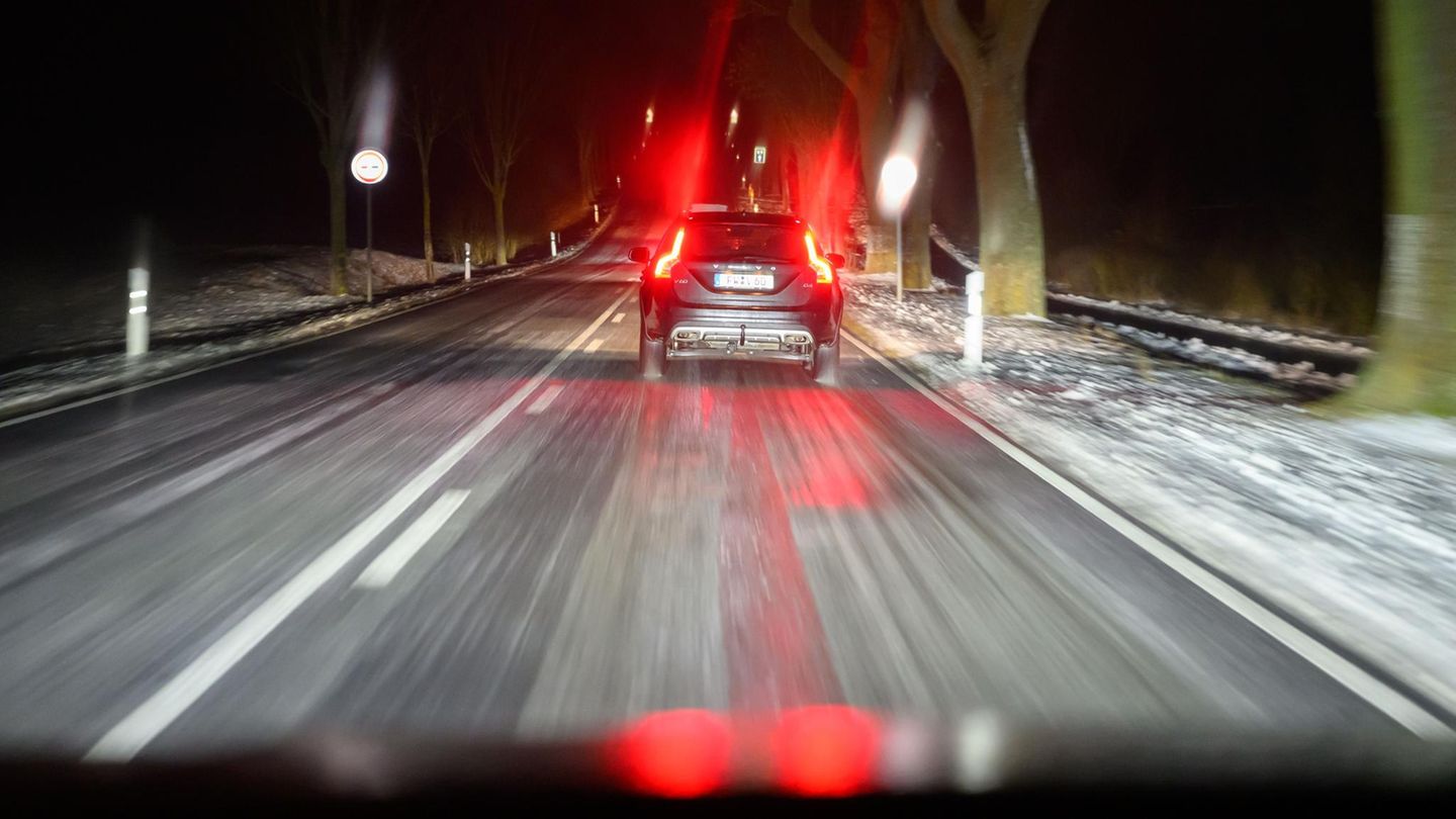 Glatte Straßen sorgen bereits in Nordrhein-Westfalen für mehrere Unfälle