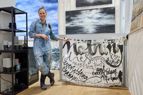 Die Hamburger Künstlerin Jeannine Platz liebt Malen und Schreiben. Beides zeichnet ihre Werke aus. Foto: Georg Wendt/dpa