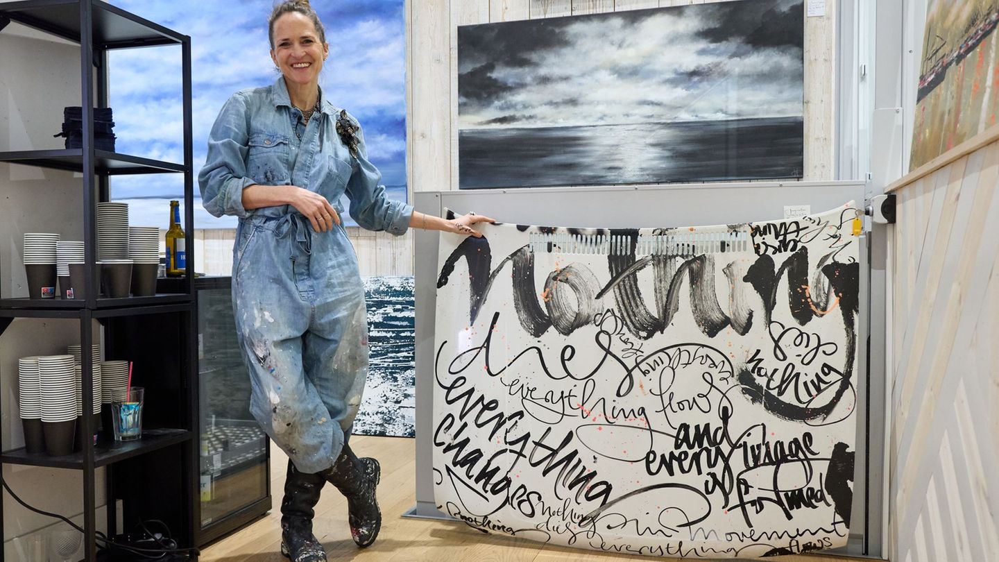 Die Hamburger Künstlerin Jeannine Platz liebt Malen und Schreiben. Beides zeichnet ihre Werke aus. Foto: Georg Wendt/dpa