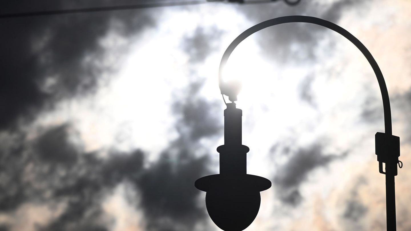 Der Wetterbericht gibt keine besonders guten Aussichten. (Symbolbild) Foto: Felix Hörhager/dpa