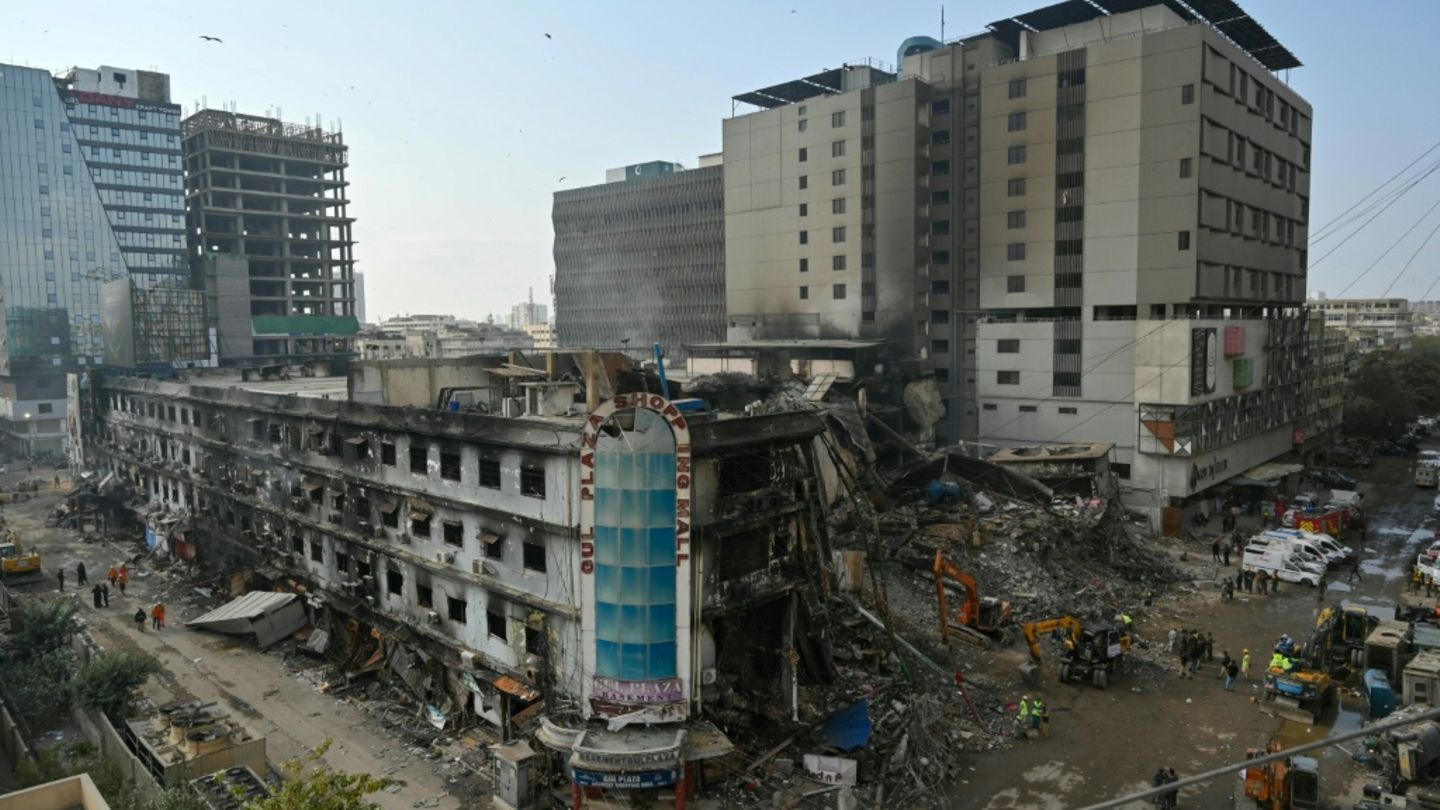 Das ausgebrannte Einkaufszentrum in Karachi