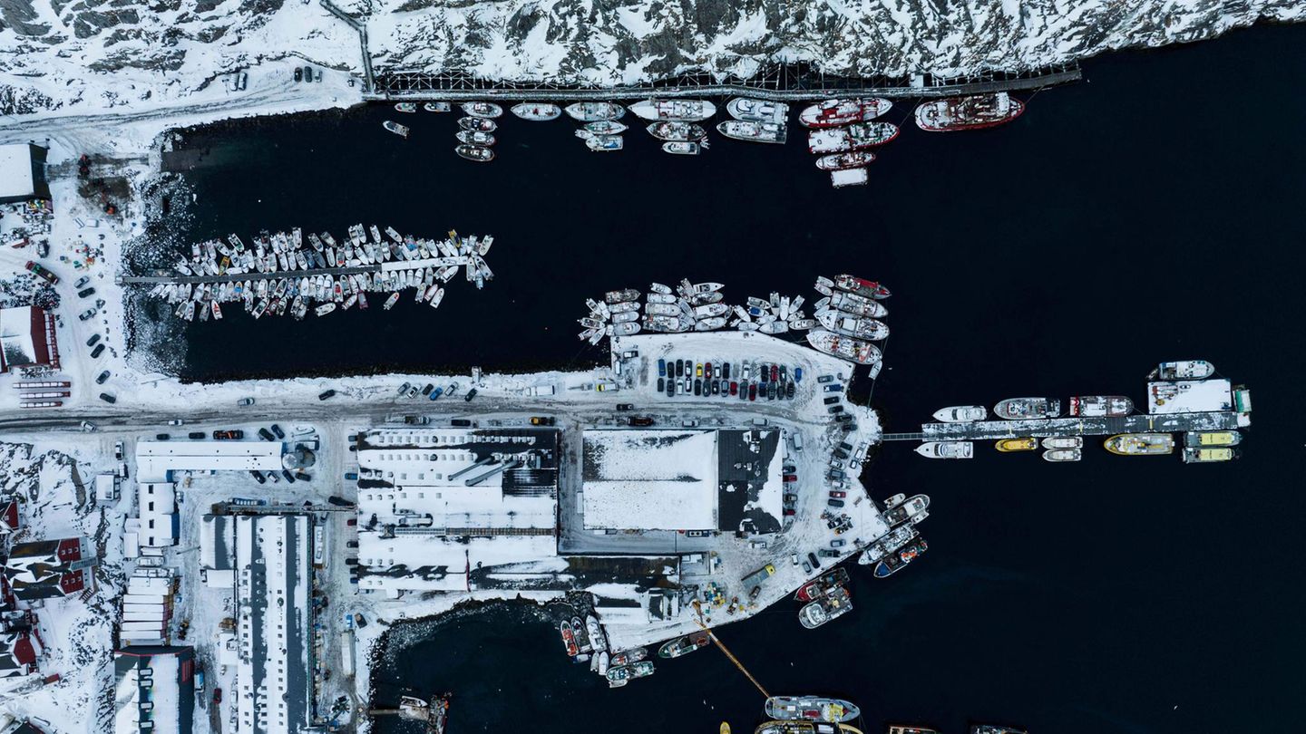 Nuuk, Grönland. Der Hafen der arktischen Hauptstadt sieht aus der Vogelperspektive ruhig aus. Ein Ort, an dem man sich vielleicht niederlassen könnte. Doch auf dem Boden brodeln Wut und Widerstand gegen das, was US-Präsident Donald Trump mit der Arktisinsel Grönland vorhat – er will sie besitzen