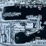 Nuuk, Grönland. Der Hafen der arktischen Hauptstadt sieht aus der Vogelperspektive ruhig aus. Ein Ort, an dem man sich vielleicht niederlassen könnte. Doch auf dem Boden brodeln Wut und Widerstand gegen das, was US-Präsident Donald Trump mit der Arktisinsel Grönland vorhat – er will sie besitzen