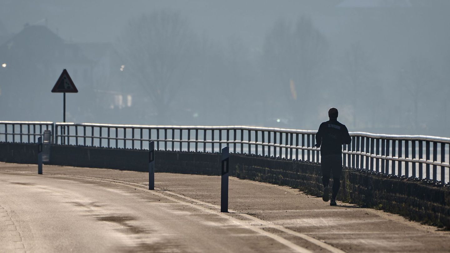 Gefrierender Regen kann die Straßen am Morgen glatt machen. (Archivbild) Foto: Sascha Ditscher/dpa