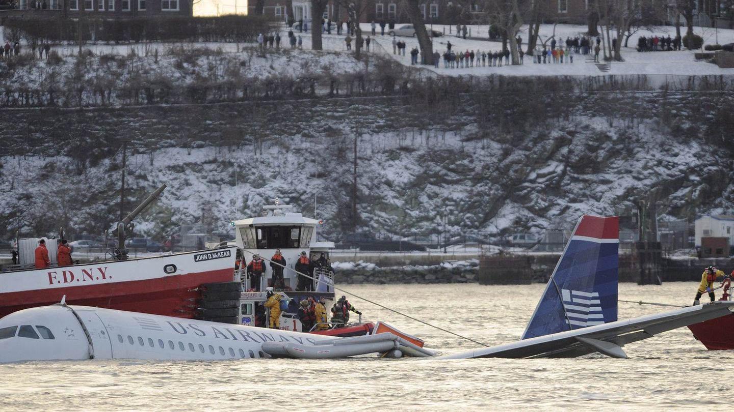 Wie durch ein Wunder überleben alle 155 Menschen an Bord die Notlandung im Hudson River. (Archivbild) Foto: epa Lane/dpa