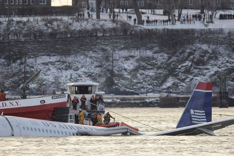 Wie durch ein Wunder überleben alle 155 Menschen an Bord die Notlandung im Hudson River. (Archivbild) Foto: epa Lane/dpa