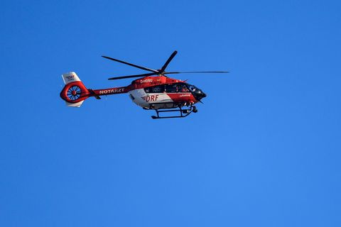 Ein Rettungshubschrauber sorgte für den schnellen Transport der Verletzten. (Symbolbild) Foto: Jan Woitas/dpa