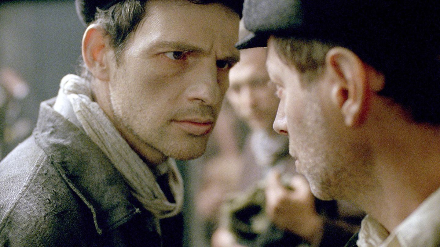 Saul (Géza Röhrig, links) arbeitet im jüdischen Sonderkommando im Vernichtungslager Auschwitz. Als er seinen Sohn unter den Leichen zu erkennen glaubt, will er ihn unbedingt beerdigen.