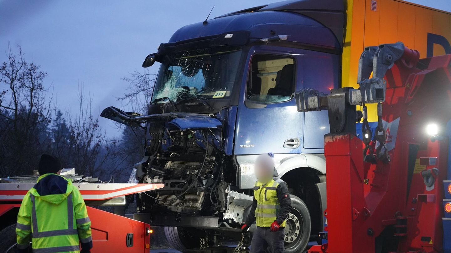 Drei Tote und mindestens elf Verletzte - das ist die vorläufige Bilanz einer Unfallserie auf der A44 im Kreis Paderborn. Foto: C