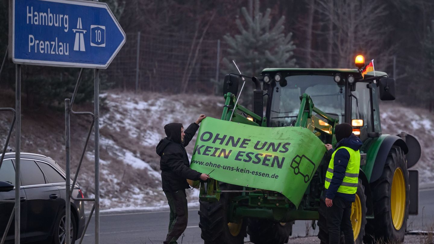 Landwirte demonstrieren am Berliner Ring. Foto: Patrick Pleul/dpa