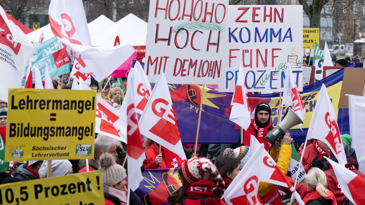 Die Zahl der Teilnehmer ist vor der Kundgebung am Postplatz in Dresden am Freitagmorgen noch ungewiss. (Symbolbild) Foto: Sebast