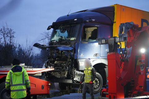 Drei Tote und mindestens elf Verletzte - das ist die vorläufige Bilanz einer Unfallserie auf der A44 im Kreis Paderborn. Foto: C