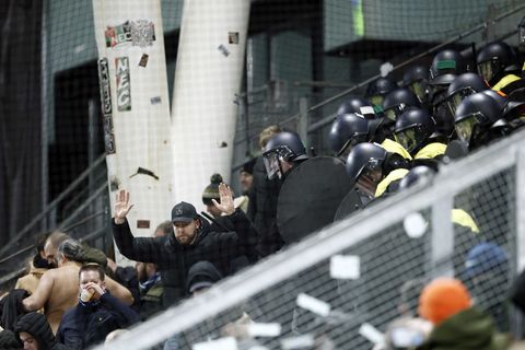 Polizei im Block: Über 300 Fans des KRC Genk mussten nach dem Einsatz das Stadion verlassen. Foto: Robin Van Lonkhuijsen/ANP/dpa