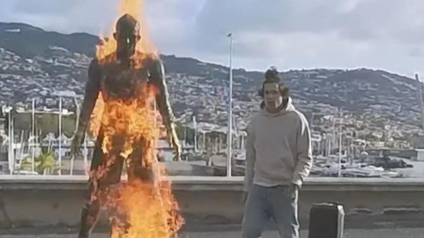 Feuriger-Auftritt-Mann-setzt-Ronaldo-Statue-in-Brand-und-beginnt-zu-tanzen