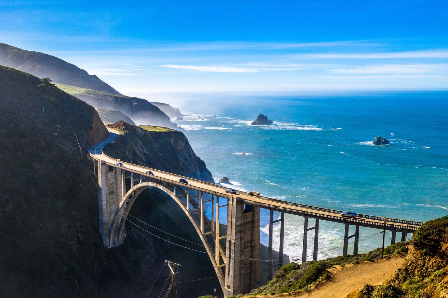 Der Traum eines jeden Autofahrers: Einmal den kalifornischen Küstenhighway No.1 entlangcruisen. Zu den schönsten Abschnitten gehört der Big Sur samt Bixby Creek Bridge