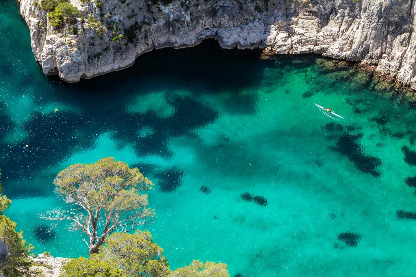 Die Calanques bei Marseille gehören zu den schönsten Landschaften Frankreichs. Für Kajak-Fahrer und Wanderer sind die Kalkgestein-Buchten ein Traumziel