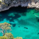 Die Calanques bei Marseille gehören zu den schönsten Landschaften Frankreichs. Für Kajak-Fahrer und Wanderer sind die Kalkgestein-Buchten ein Traumziel