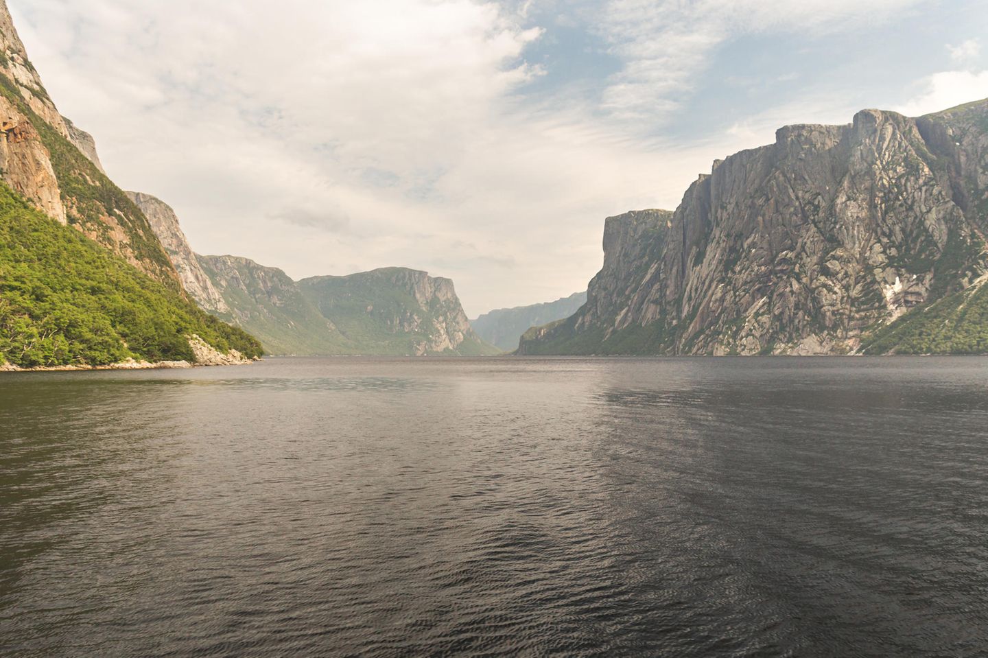 Buchten, Seen, Hochebenen – und besonders Fjorde bilden die spektakuläre Landschaft des Gros Morne National Park an der Westküste Neufundlands