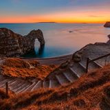 Die Jurassic Coast an der südenglischen Ärmelkanal-Küste ist vor allem für Wanderer reizvoll. Diese können den herrlichen Küstenabschnitt entlang des Fernwanderweges South West Coast Path erkunden. Wer ausschließlich die markante Felsbrücke Durdle Door betrachten möchte, muss hingegen nur wenige Meter vom Parkplatz aus zurücklegen