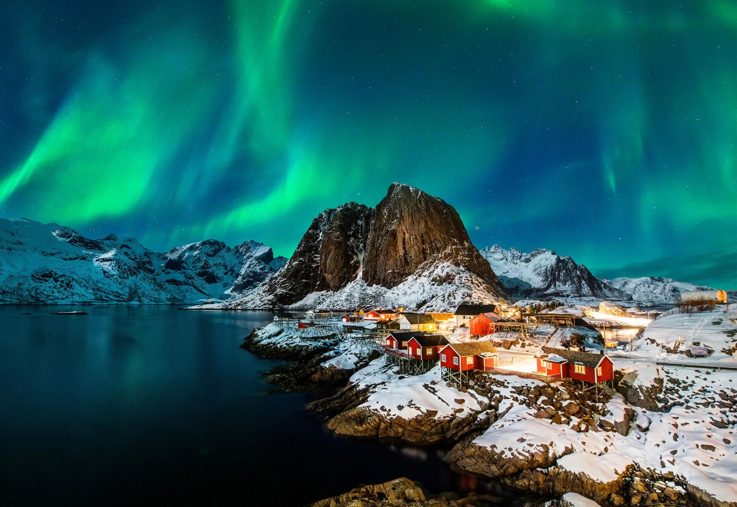 Bunte Häuser, zackige Berge – und mit etwas Glück auch noch Polarlichter. Die Lofoten wecken die Sehnsucht nach Norwegens Norden