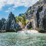 Die Nordspitze von Palawan, eine Insel im Westen der Philippinen, glänzt mit malerischer Kulisse. Rund um die kleine Fischerstadt El Nido finden sich einige der schönsten Badespots der Welt