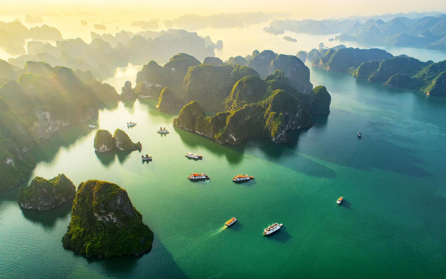 Mit ihren fast 2000 Inseln zählt die Halong-Bucht im Norden Vietnams zum Unesco-Weltnaturerbe. Die zumeist unbewohnten Kalkfelsen, die hier aus dem Wasser ragen, bilden eine einzigartige Landschaft
