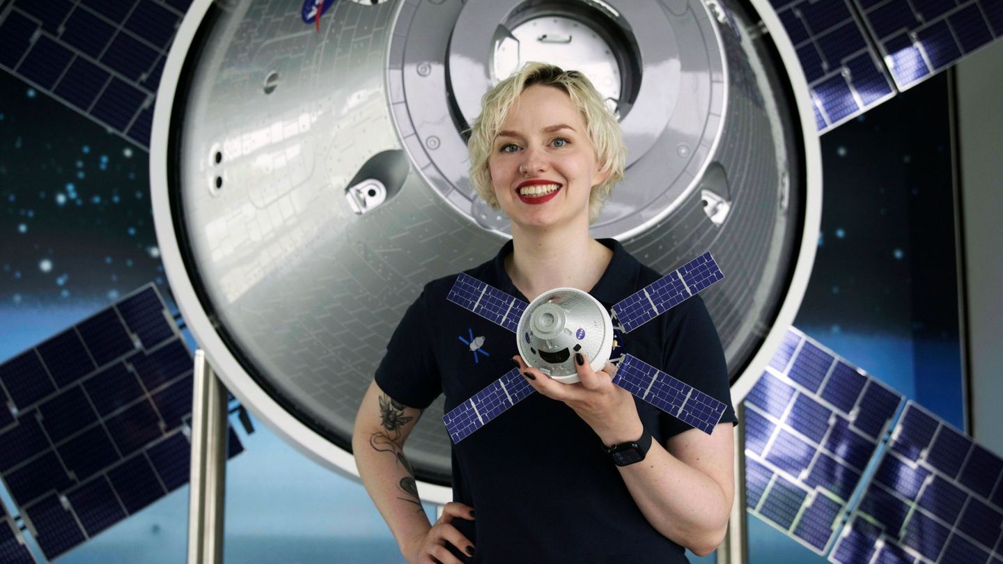 Raumfahrtingenieurin Annemarie Lohse stellt in Bremen ein Modell des Orion-Raumschiffs vor.
