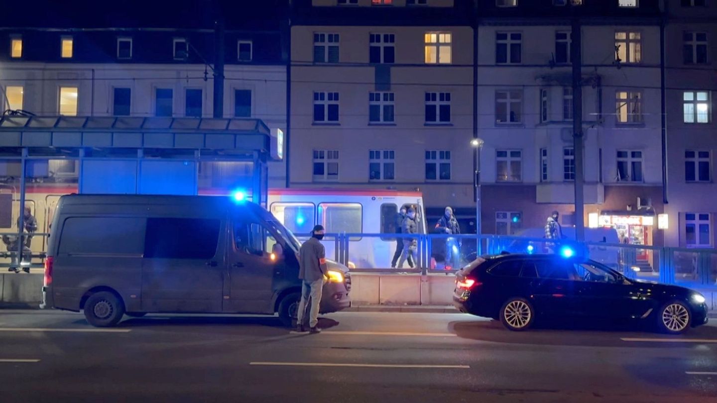 Polizisten holen in Dortmund zwei Verdächtige aus einer Stadtbahn. Foto: Markus Wüllner/Video-Line TV- und Videoproduktion/dpa