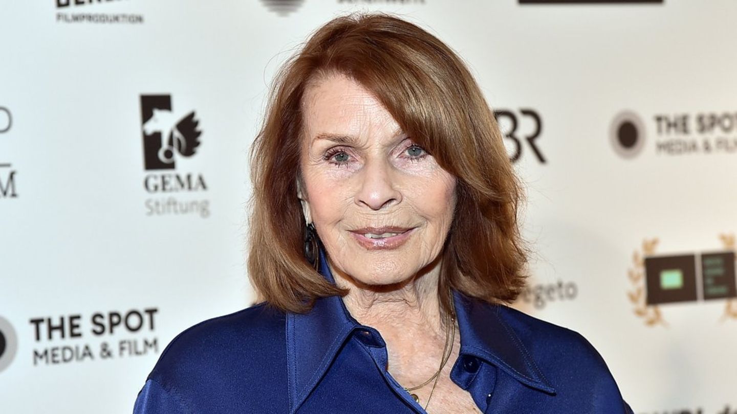 Senta Berger hat sich kürzlich einen Oberschenkelbruch zugezogen.