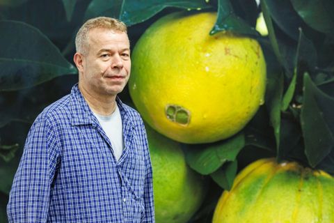 Wolfgang Tillmans bei einer Ausstellung in Dresden