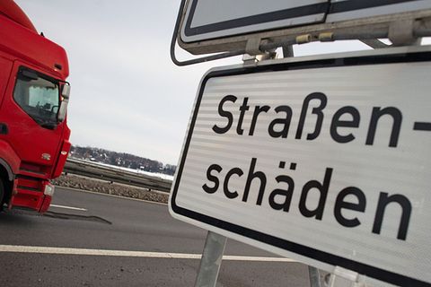 Das Winterwetter hat für Schäden an der Autobahn 27 gesorgt. (Archivbild) Foto: picture alliance / ZB